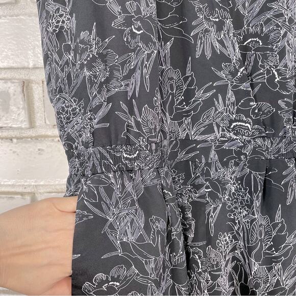 Ann Taylor Petite Black and White Floral V-neck Sleeveless Jumpsuit S - Picture 3 of 14